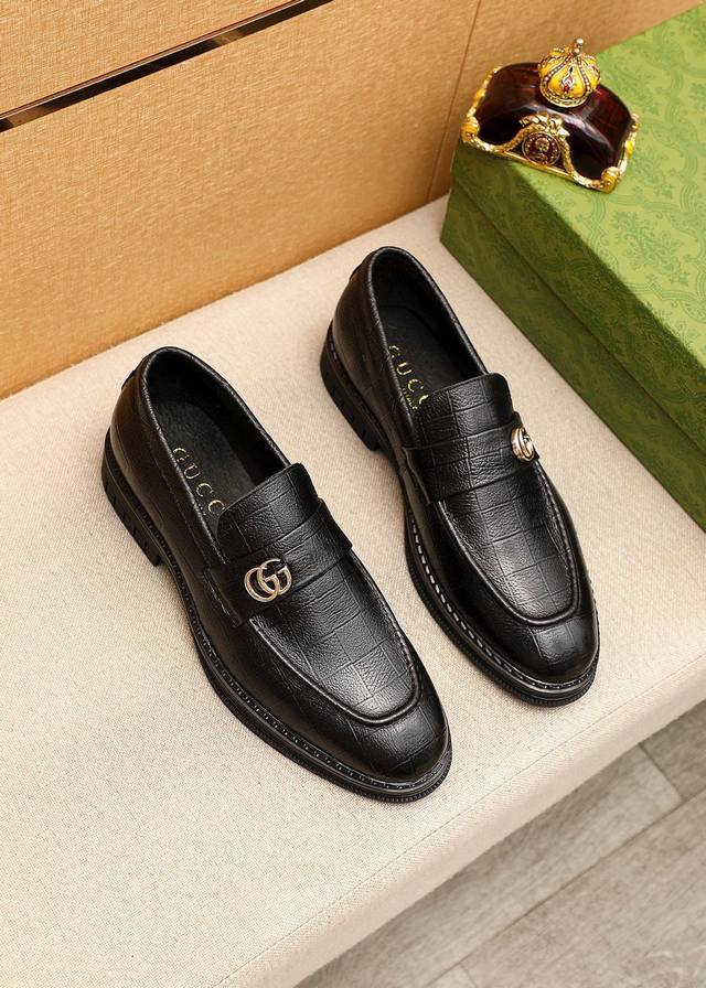 商品商标：Gucci 古驰 休闲皮鞋 正码码数: 38-44 45.46订制 商品材料：精选 进口头层小牛皮压花鞋面+奢华五金扣，进口水染牛皮内里。强烈立体视觉