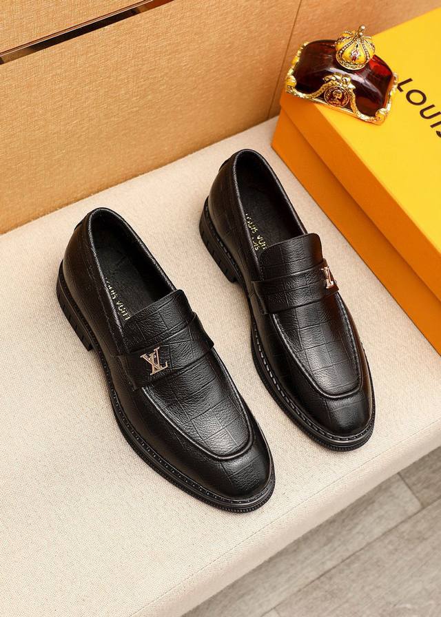商品商标：Louis Vuitton 路易威登 休闲皮鞋 正码码数: 38-44 45.46订制 商品材料：精选 进口头层小牛皮圧花鞋面+奢华五金扣，进口头层牛