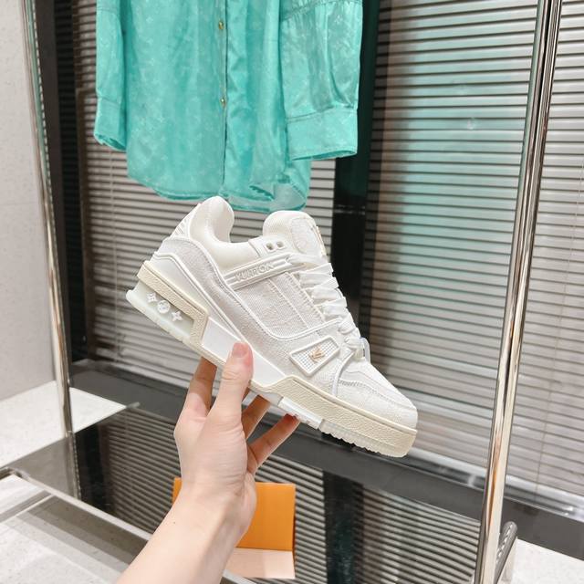 Lv-路易-威登 pk市场一切版本 情侣款 走秀新款 篮球板鞋 代购品质 原版1：1开发复刻！！上脚非常舒适 做工精细 鞋面由意大利进口小牛皮拼接，侧边饰有品牌