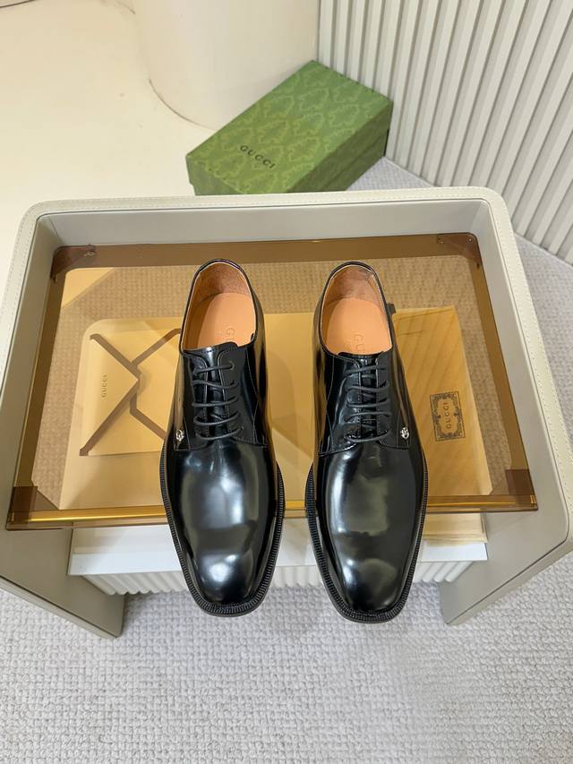 Gucc* 古奇 原单品质。原版真皮大底系列。专柜同步发售，鞋面选用原版牛皮搭配原版五金配件； 凸显 高端 档次 贵气 做工考究 内里采用原版水染小牛皮内里 ，