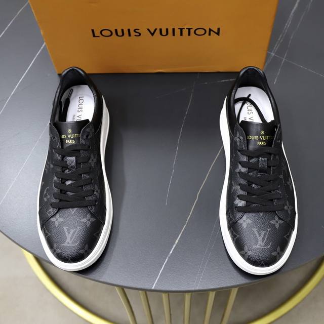 出厂价pp： 品牌： Louis Vuitton Lv.路易威登 材质： 原工厂p牛皮面 原板大底 舒适猪皮内里 款式类型：休闲运动 板鞋 等级：专柜品质 顶级