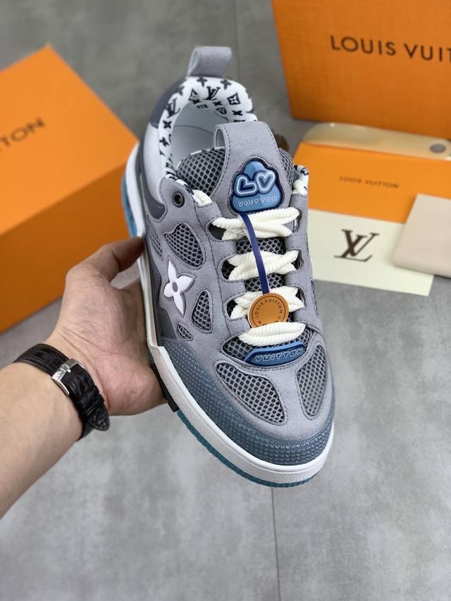 工厂p价p 实价 新款Lv Trainer 系列运动鞋出货，本款 Lv Trainer 运动鞋以正绒面和粒面牛皮革重绎 Virgil Abloh 的经典之作，再