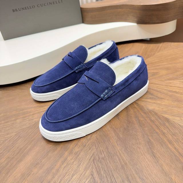 Brunello Cucinelli男士冬季休闲鞋｜材质彰显出这款胶底鞋的时尚、简约风格｜绒面质感的鞋面雅致、柔软｜结合在橡胶鞋底上，营造出灵活和轻盈的舒适脚感