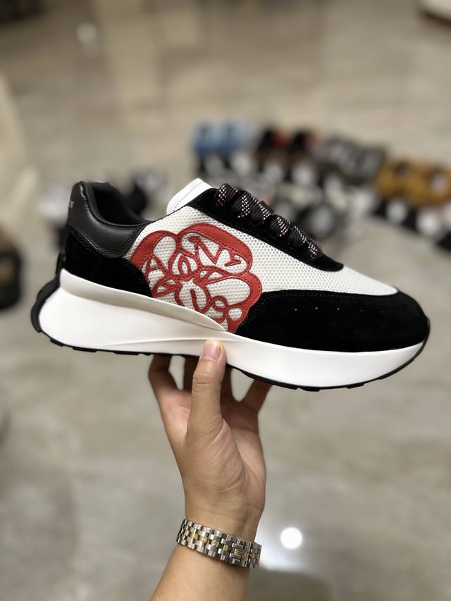 专业麦昆工厂p.顶级版本.情侣款： Alexander Mcqueen高版本再次升级为最高品质 麦昆 春夏秋冬 顶级版本 代购级别 诚招全国线上线下代理商加盟