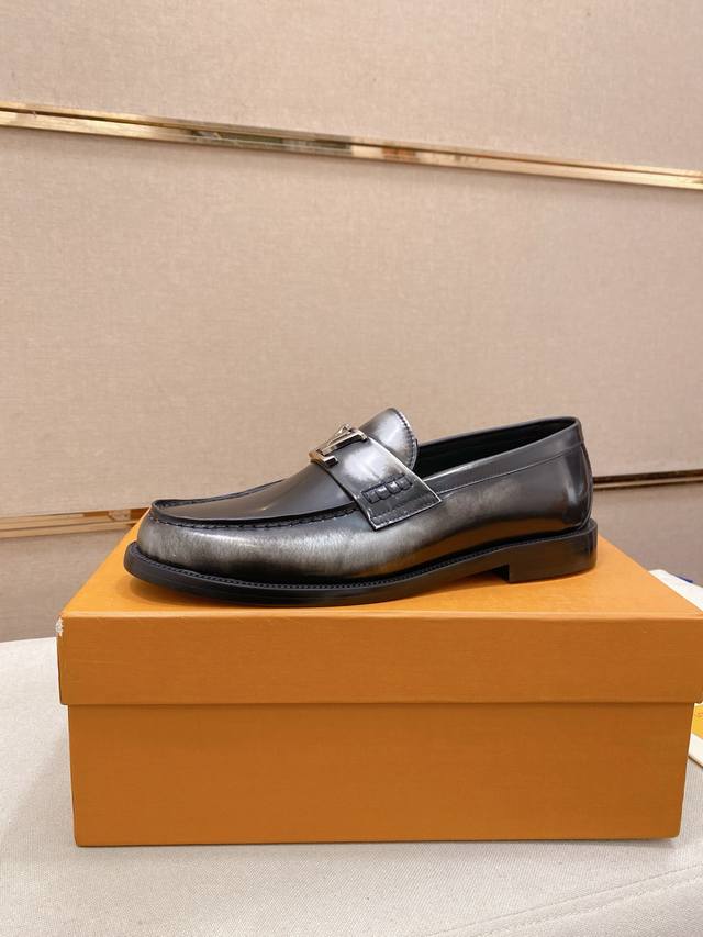 工厂p价 Louis Vuitton Lv 男士经典牛津鞋男士商务正装精品皮鞋 经典款 杏仁核精致鞋头 极致艺术 全鞋采用进口奶牛牛皮 开边珠 精挑细选 毛孔细