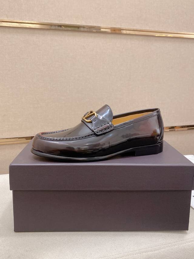 工厂p价 Valentino 华伦天奴 新款男士V Logo微标商务休闲乐福鞋 这款德比乐福鞋鞋采用进口牛皮皮革制成，质感轻盈，风格酷飒，鞋面饰有品牌Logo扣