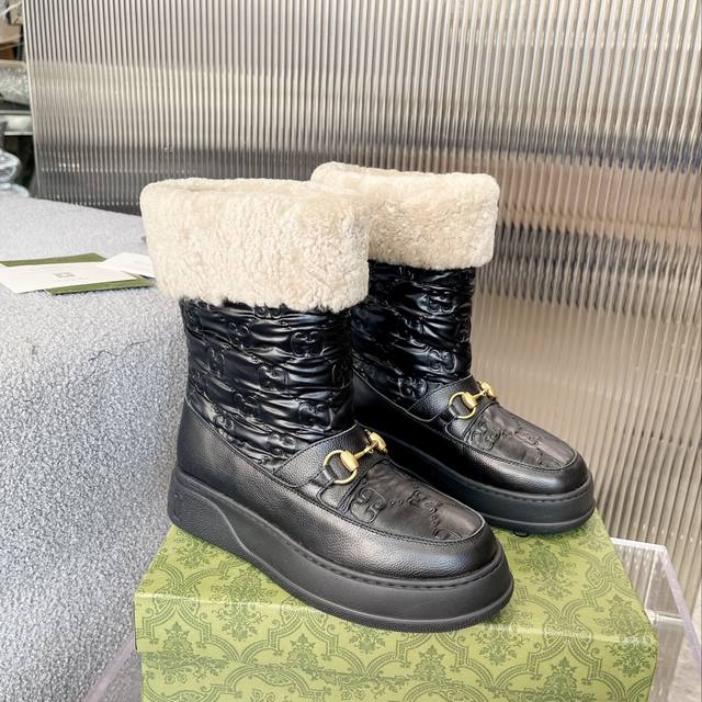 Gucci巴黎时装周中国22年美丽奴羊皮毛一体雪地靴，提花面料Logo头层牛皮澳洲进口羊毛内里， Gucci 这款雪地靴结合了品牌两大标志性元素 金色马衔扣五金