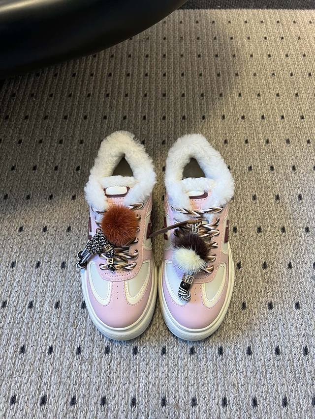 顶级品质 Fend*25Ss加绒厚底松糕鞋运动休闲鞋 设计鞋型是厚底松糕款，增高显腿长，同时鞋身线条宽松，是当下流行的“面包鞋”慵懒感；搭配可拆卸装饰，可以自由