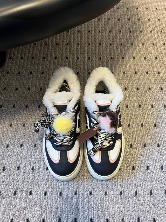 顶级品质 Fend*25Ss加绒厚底松糕鞋运动休闲鞋 设计鞋型是厚底松糕款，增高显腿长，同时鞋身线条宽松，是当下流行的“面包鞋”慵懒感；搭配可拆卸装饰，可以自由