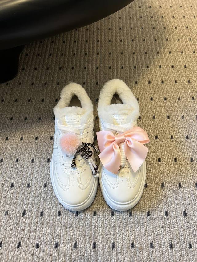 顶级品质 Fend*25Ss加绒厚底松糕鞋运动休闲鞋 设计鞋型是厚底松糕款，增高显腿长，同时鞋身线条宽松，是当下流行的“面包鞋”慵懒感；搭配可拆卸装饰，可以自由