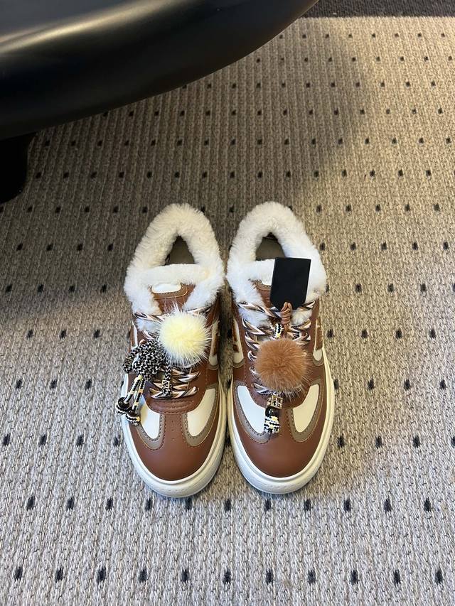 顶级品质 Fend*25Ss加绒厚底松糕鞋运动休闲鞋 设计鞋型是厚底松糕款，增高显腿长，同时鞋身线条宽松，是当下流行的“面包鞋”慵懒感；搭配可拆卸装饰，可以自由