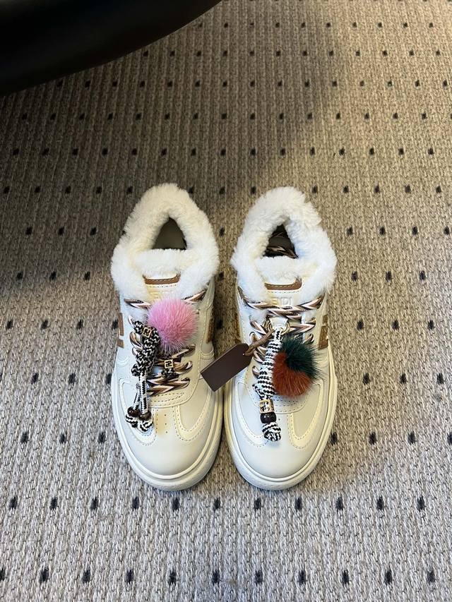 顶级品质 Fend*25Ss加绒厚底松糕鞋运动休闲鞋 设计鞋型是厚底松糕款，增高显腿长，同时鞋身线条宽松，是当下流行的“面包鞋”慵懒感；搭配可拆卸装饰，可以自由