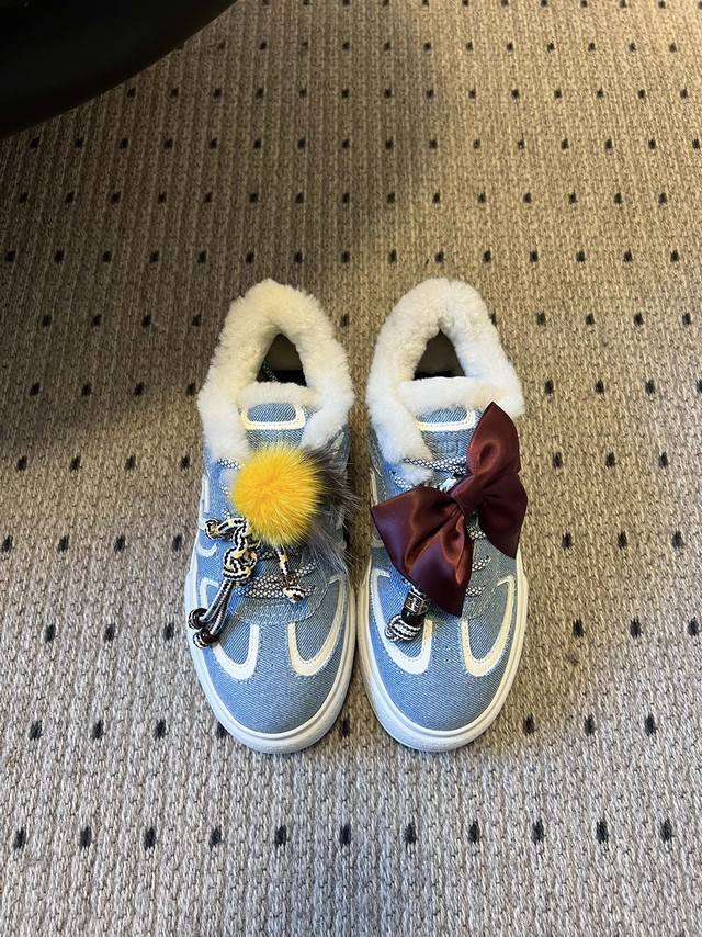 顶级品质 Fend*25Ss加绒厚底松糕鞋运动休闲鞋 设计鞋型是厚底松糕款，增高显腿长，同时鞋身线条宽松，是当下流行的“面包鞋”慵懒感；搭配可拆卸装饰，可以自由