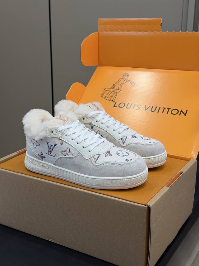 顶级品质 Lv Fw 25 New Arrival～ 经典运动鞋 ，皮毛一体内里 上交真的很舒爽，轻盈保暖，冬日绝绝子啊 Size 35-41