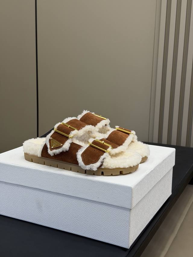 顶级品质 prada Fw25 New Arrival～ p家25秋冬美拉德系列毛毛鞋 经典款型搭配羊毛材质；时髦且有温度的系列 丝光牛反绒鞋面，质感细腻柔和，