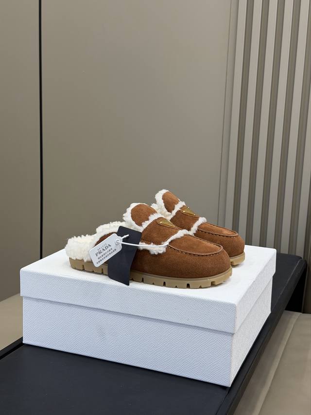 顶级品质 prada Fw25 New Arrival～ p家25秋冬美拉德系列毛毛鞋 经典款型搭配羊毛材质；时髦且有温度的系列 丝光牛反绒鞋面，质感细腻柔和，