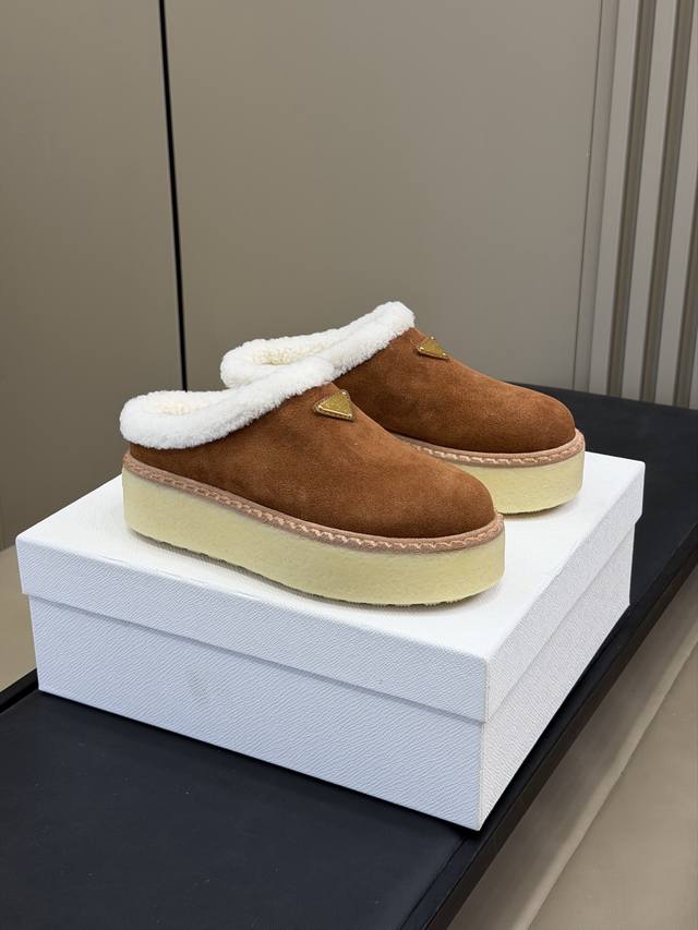 顶级品质 prada Fw25 New Arrival～ p家25秋冬美拉德系列毛毛鞋 经典款型搭配羊毛材质；时髦且有温度的系列 丝光牛反绒鞋面，质感细腻柔和，