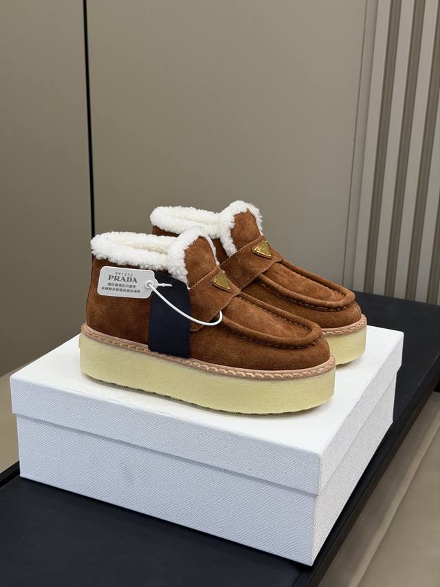 顶级品质 prada Fw25 New Arrival～ p家25秋冬美拉德系列毛毛鞋 经典款型搭配羊毛材质；时髦且有温度的系列 丝光牛反绒鞋面，质感细腻柔和，