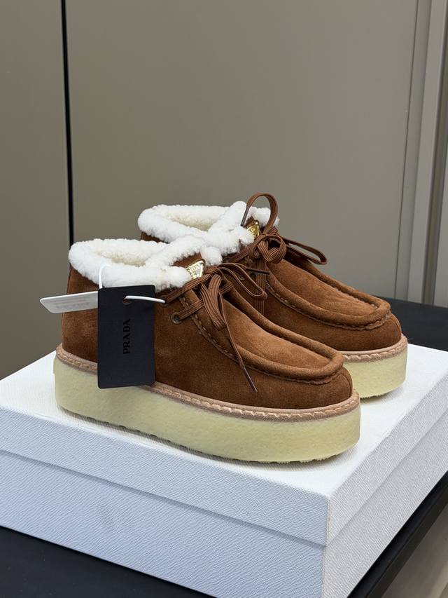 顶级品质 prada Fw25 New Arrival～ p家25秋冬美拉德系列毛毛鞋 经典款型搭配羊毛材质；时髦且有温度的系列 丝光牛反绒鞋面，质感细腻柔和，