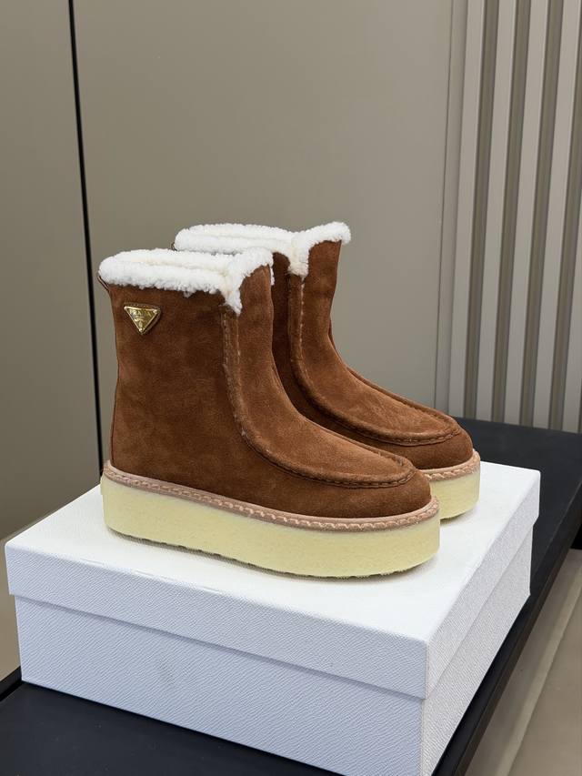 顶级品质 prada Fw25 New Arrival～ p家25秋冬美拉德系列毛毛鞋 经典款型搭配羊毛材质；时髦且有温度的系列 丝光牛反绒鞋面，质感细腻柔和，