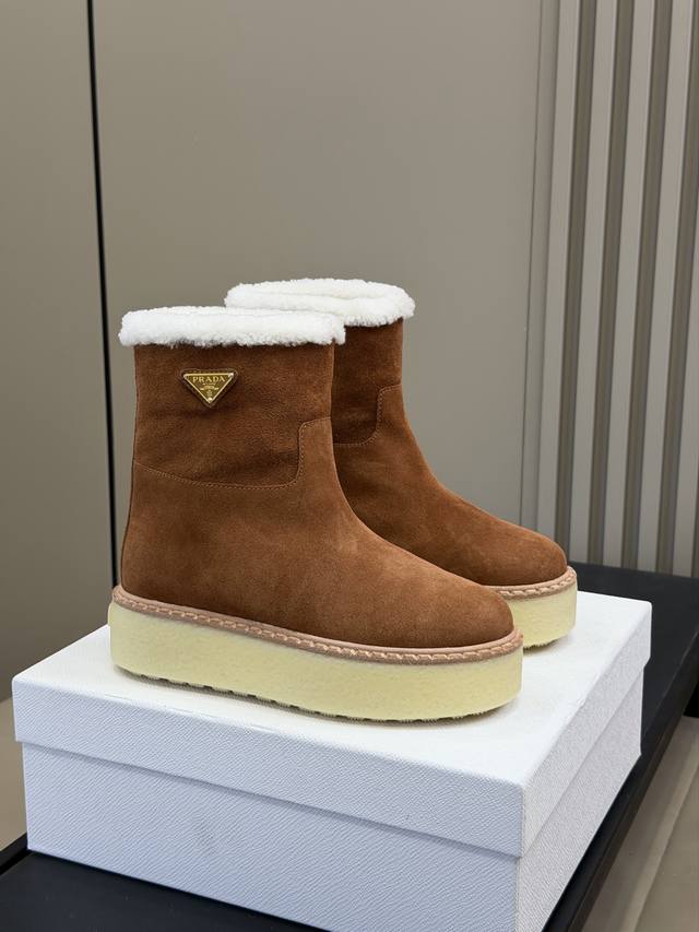 顶级品质 prada Fw25 New Arrival～ p家25秋冬美拉德系列毛毛鞋 经典款型搭配羊毛材质；时髦且有温度的系列 丝光牛反绒鞋面，质感细腻柔和，