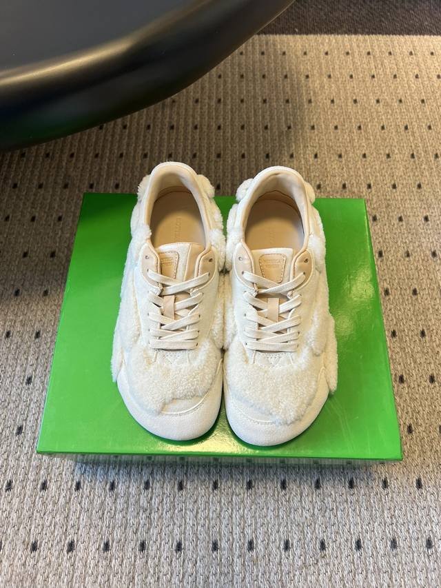 顶级品质 Bottega Venet* 25Ss新款拼接风休闲运动鞋 属于复古运动风，鞋型线条流畅且带有复古韵味，同时融入品牌低调奢华的设计理念，简约中透着高级