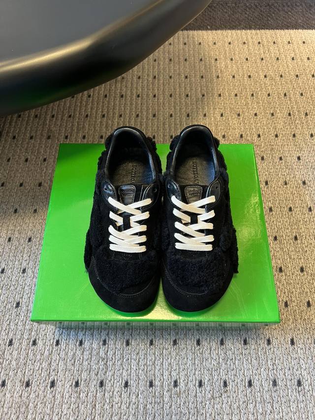 顶级品质 Bottega Venet* 25Ss新款拼接风休闲运动鞋 属于复古运动风，鞋型线条流畅且带有复古韵味，同时融入品牌低调奢华的设计理念，简约中透着高级