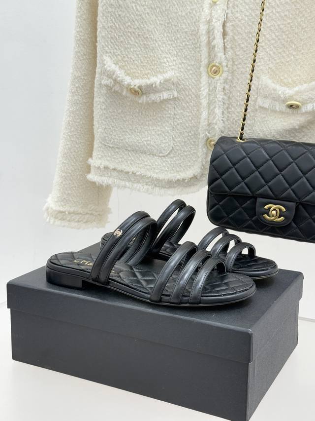 厂价 Chane*｜小香26C早春新品 双C细带拖鞋 凝萃法式奢雅与早春松弛感 以经典标识焕新慵懒格调 三种跟高精准适配多元场景 承包春日全维度时髦需求。 细带