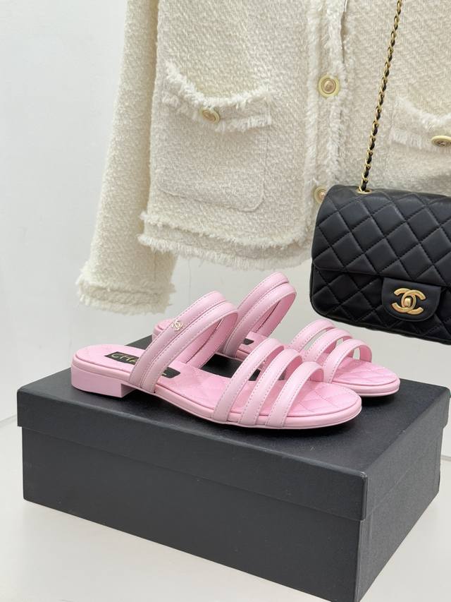 厂价 Chane*｜小香26C早春新品 双C细带拖鞋 凝萃法式奢雅与早春松弛感 以经典标识焕新慵懒格调 三种跟高精准适配多元场景 承包春日全维度时髦需求。 细带