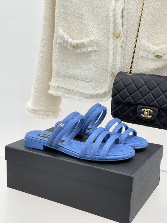 厂价 Chane*｜小香26C早春新品 双C细带拖鞋 凝萃法式奢雅与早春松弛感 以经典标识焕新慵懒格调 三种跟高精准适配多元场景 承包春日全维度时髦需求。 细带