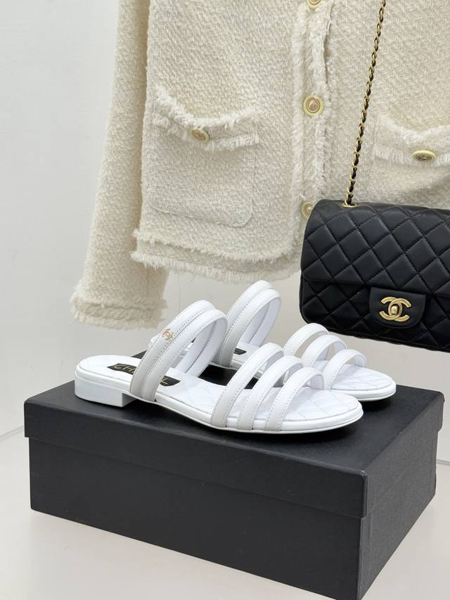 厂价 Chane*｜小香26C早春新品 双C细带拖鞋 凝萃法式奢雅与早春松弛感 以经典标识焕新慵懒格调 三种跟高精准适配多元场景 承包春日全维度时髦需求。 细带