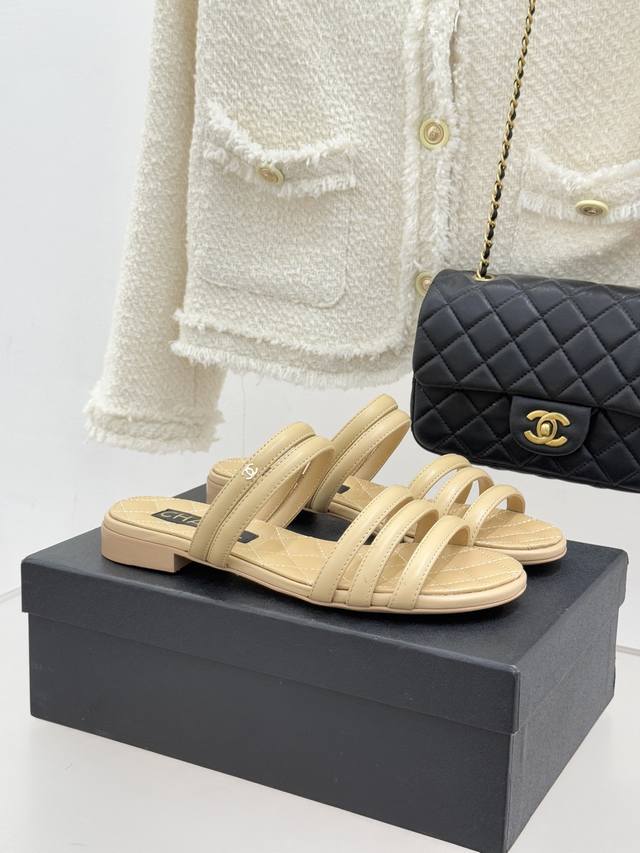 厂价 Chane*｜小香26C早春新品 双C细带拖鞋 凝萃法式奢雅与早春松弛感 以经典标识焕新慵懒格调 三种跟高精准适配多元场景 承包春日全维度时髦需求。 细带