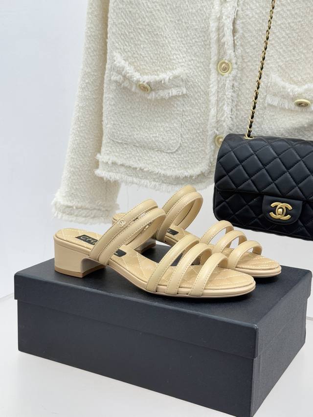 厂价 Chane*｜小香26C早春新品 双C细带拖鞋 凝萃法式奢雅与早春松弛感 以经典标识焕新慵懒格调 三种跟高精准适配多元场景 承包春日全维度时髦需求。 细带