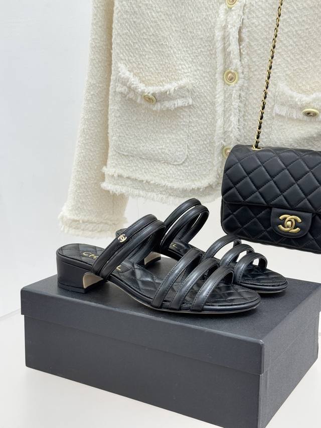 厂价 Chane*｜小香26C早春新品 双C细带拖鞋 凝萃法式奢雅与早春松弛感 以经典标识焕新慵懒格调 三种跟高精准适配多元场景 承包春日全维度时髦需求。 细带