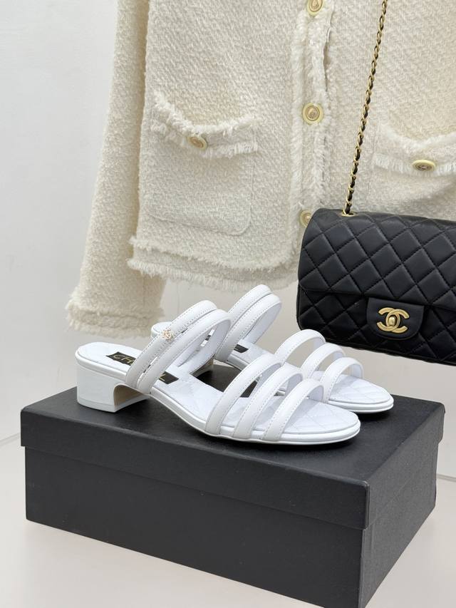 厂价 Chane*｜小香26C早春新品 双C细带拖鞋 凝萃法式奢雅与早春松弛感 以经典标识焕新慵懒格调 三种跟高精准适配多元场景 承包春日全维度时髦需求。 细带