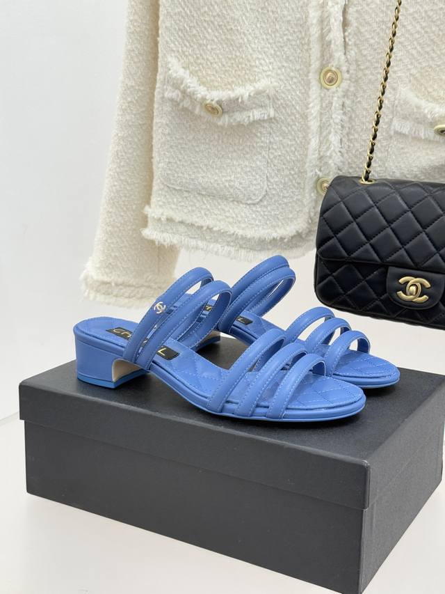 厂价 Chane*｜小香26C早春新品 双C细带拖鞋 凝萃法式奢雅与早春松弛感 以经典标识焕新慵懒格调 三种跟高精准适配多元场景 承包春日全维度时髦需求。 细带