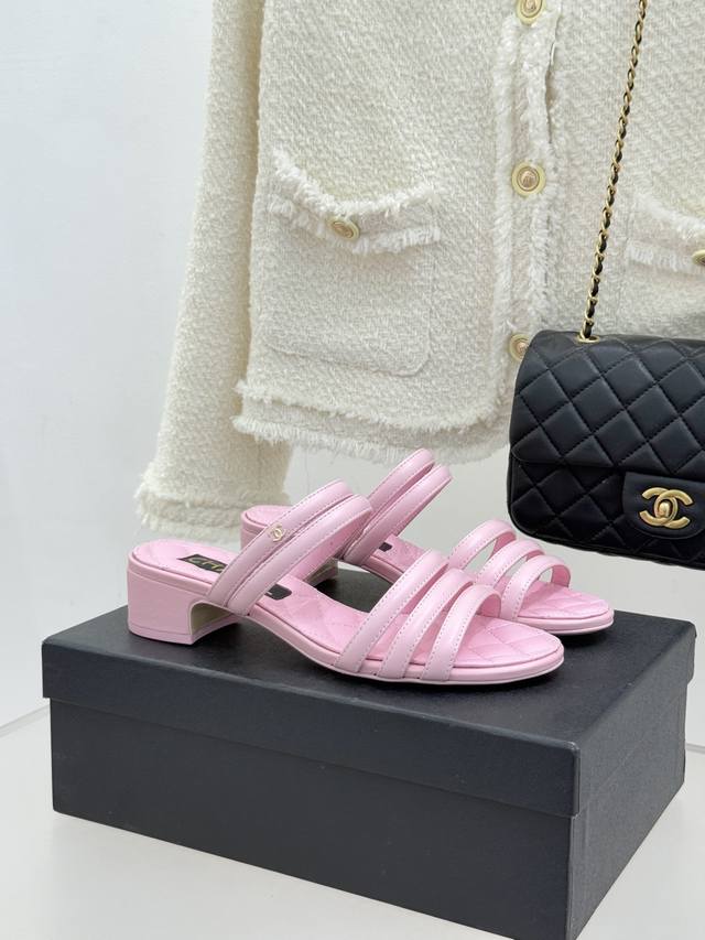 厂价 Chane*｜小香26C早春新品 双C细带拖鞋 凝萃法式奢雅与早春松弛感 以经典标识焕新慵懒格调 三种跟高精准适配多元场景 承包春日全维度时髦需求。 细带