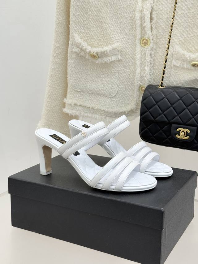 厂价 Chane*｜小香26C早春新品 双C细带拖鞋 凝萃法式奢雅与早春松弛感 以经典标识焕新慵懒格调 三种跟高精准适配多元场景 承包春日全维度时髦需求。 细带