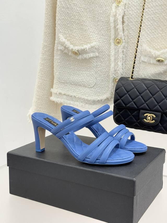 厂价 Chane*｜小香26C早春新品 双C细带拖鞋 凝萃法式奢雅与早春松弛感 以经典标识焕新慵懒格调 三种跟高精准适配多元场景 承包春日全维度时髦需求。 细带