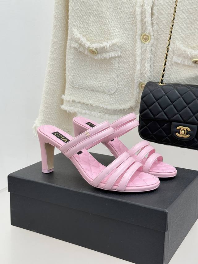 厂价 Chane*｜小香26C早春新品 双C细带拖鞋 凝萃法式奢雅与早春松弛感 以经典标识焕新慵懒格调 三种跟高精准适配多元场景 承包春日全维度时髦需求。 细带