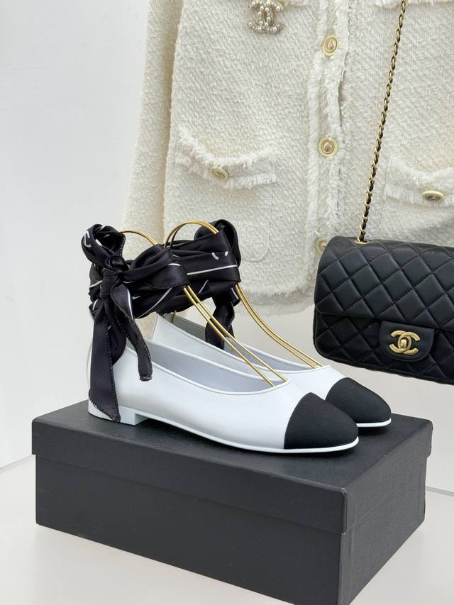 厂价 Chane*｜小香26C新品双C丝带平底 玛丽珍鞋 藏着少女感与优雅感的双重惊艳 以丝带设计打破经典边界 双元素点缀其间 低调又奢华。 丝缎质感丝带柔滑贴