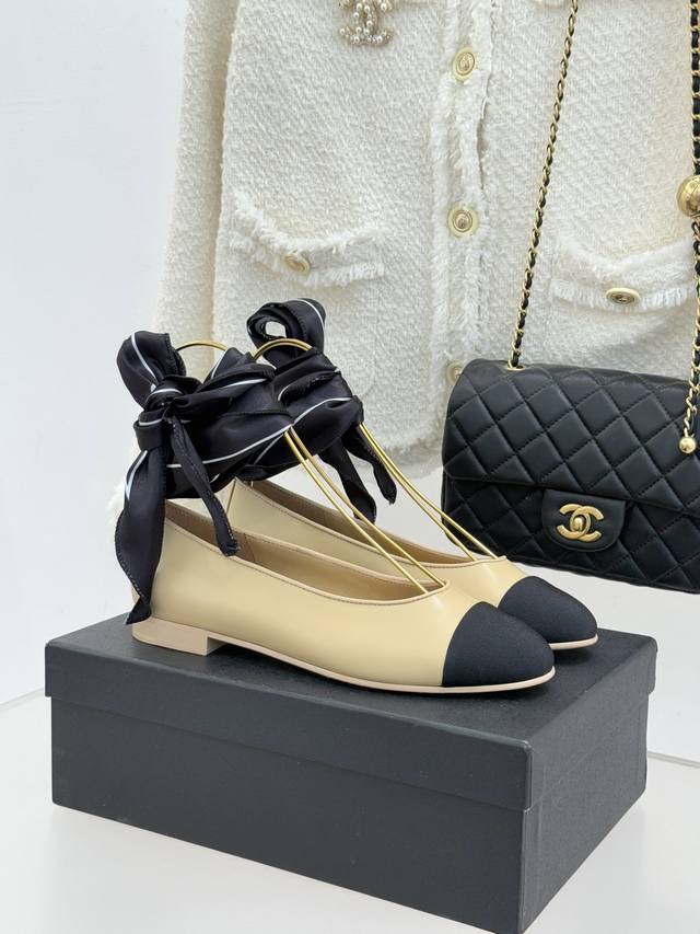 厂价 Chane*｜小香26C新品双C丝带平底 玛丽珍鞋 藏着少女感与优雅感的双重惊艳 以丝带设计打破经典边界 双元素点缀其间 低调又奢华。 丝缎质感丝带柔滑贴