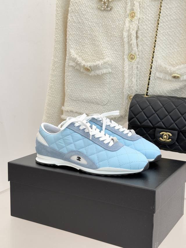 厂价 Chane*｜小香26C新品双C菱格 休闲运动鞋 这双运动鞋是 26C早春的神作！ 标志性菱格纹赋予鞋面立体层次 醒目双C五金点缀其间 诠释品牌基因。 手