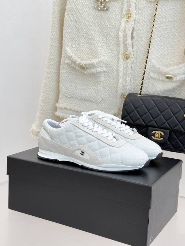 厂价 Chane*｜小香26C新品双C菱格 休闲运动鞋 这双运动鞋是 26C早春的神作！ 标志性菱格纹赋予鞋面立体层次 醒目双C五金点缀其间 诠释品牌基因。 手