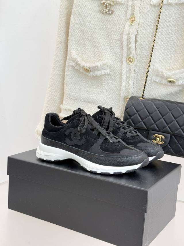 厂价 Chane* ｜小香25A新品运动鞋 时尚圈又双叒被香奈儿拿捏住了！ 就成了各路时髦精的心头好 标志性的双C标志在鞋身低调点缀 金属质感高级 细节满分 不