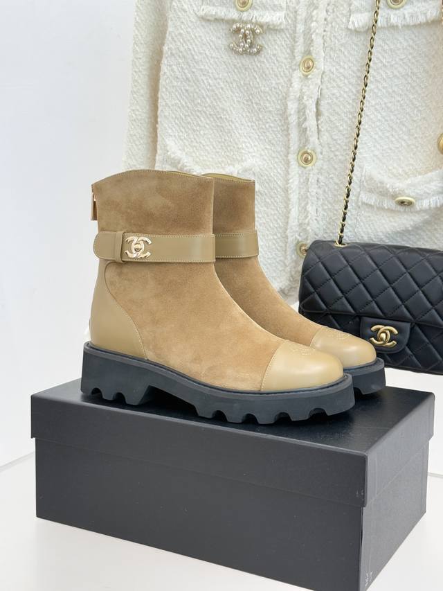 厂价 Chane*｜小香经典拼色厚底短靴 当粗粝复古感碰撞高级质感 这双短靴便成了跨越时空的时尚注解。 皮带式缠绕鞋身 缀以经典书包扣饰 金属光泽点亮造型 搭配