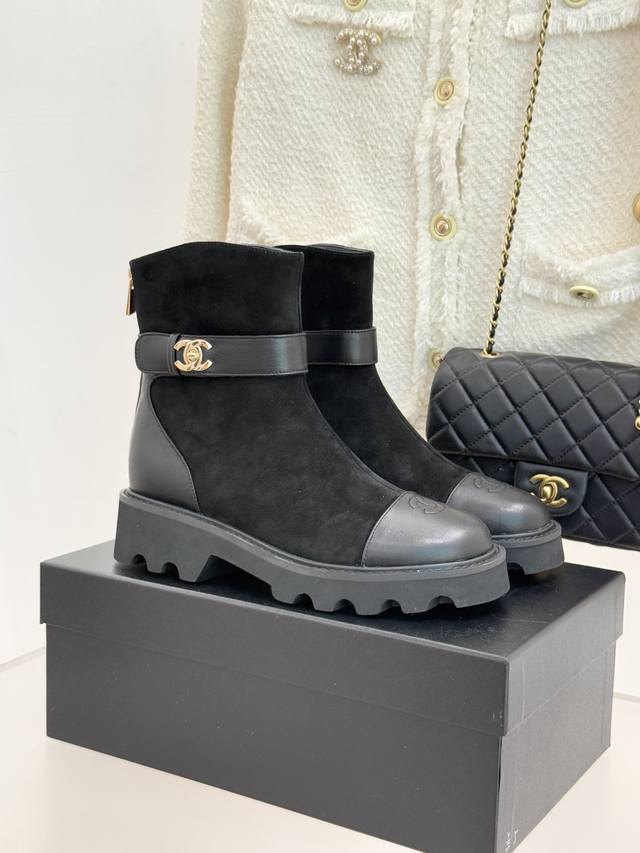 厂价 Chane*｜小香经典拼色厚底短靴 当粗粝复古感碰撞高级质感 这双短靴便成了跨越时空的时尚注解。 皮带式缠绕鞋身 缀以经典书包扣饰 金属光泽点亮造型 搭配