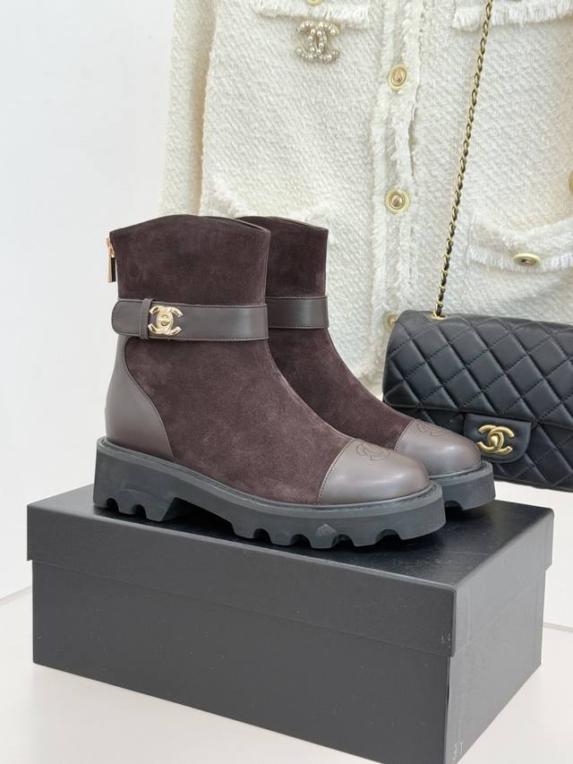 厂价 Chane*｜小香经典拼色厚底短靴 当粗粝复古感碰撞高级质感 这双短靴便成了跨越时空的时尚注解。 皮带式缠绕鞋身 缀以经典书包扣饰 金属光泽点亮造型 搭配