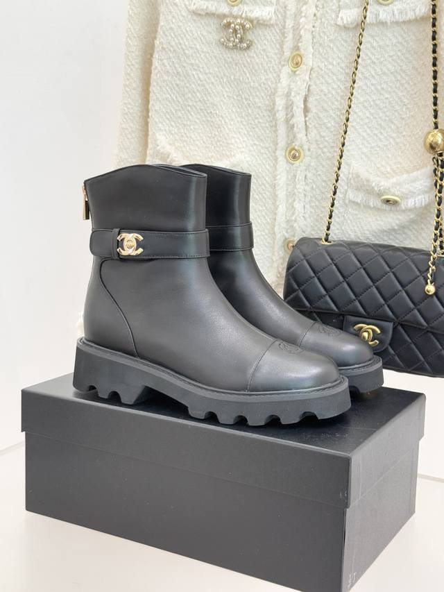 厂价 Chane*｜小香经典拼色厚底短靴 当粗粝复古感碰撞高级质感 这双短靴便成了跨越时空的时尚注解。 皮带式缠绕鞋身 缀以经典书包扣饰 金属光泽点亮造型 搭配