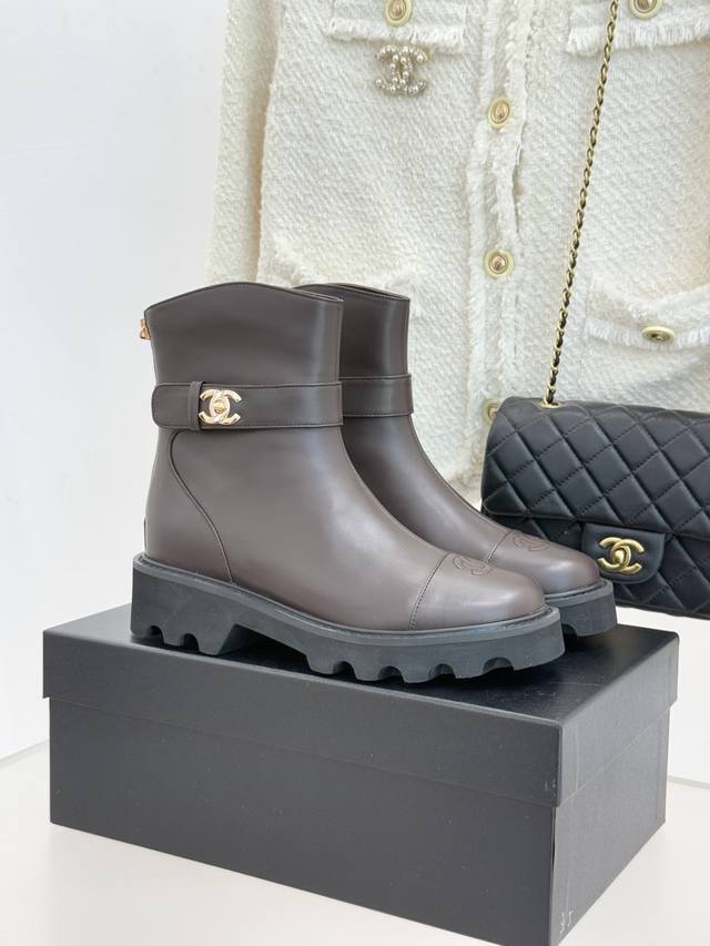 厂价 Chane*｜小香经典拼色厚底短靴 当粗粝复古感碰撞高级质感 这双短靴便成了跨越时空的时尚注解。 皮带式缠绕鞋身 缀以经典书包扣饰 金属光泽点亮造型 搭配